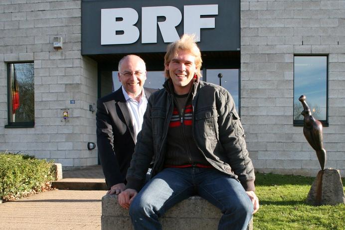 Jens Bogner (re) mit Horst Senker vor dem BRF-Funkhaus