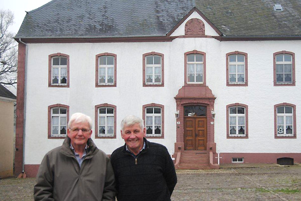 Hilar und Clemens Kaut vor dem Schloss Bracht