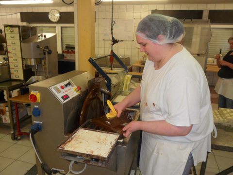 Tamara Pint in ihrem Praktikum beim Maître Cocolatier Axel Hanf in Schönberg.