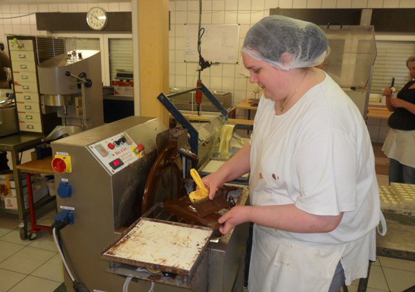 Tamara Pint in ihrem Praktikum beim Maître Cocolatier Axel Hanf in Schönberg.