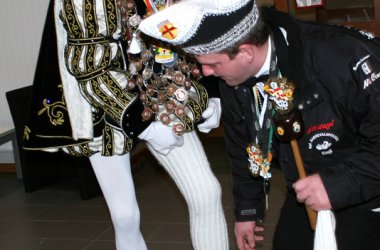Stulpen gegen die Kälte: Prinz Andy I. von Eupen besucht den BRF