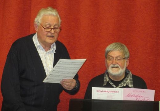 Hans Wertz (li) in Begleitung von Erwin Bodem (Klavier)