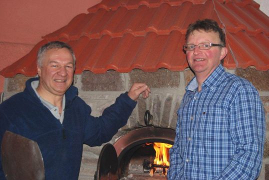 Luc Foeteler und Werner Linkweiler vor dessen Holzbackofen in Oudler