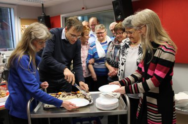 Der Kuchen wird angeschnitten