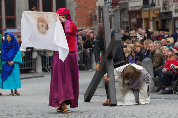 Jesus auf dem Kreuzweg: Heilig-Blut-Prozession in Brügge (2012)