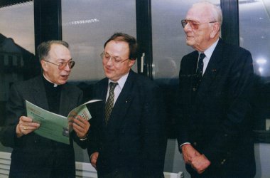 Bischof Albert Houssiau mit BRF-Direktor Hans Engels und WIT-Gründer Willy Brüll, 1995