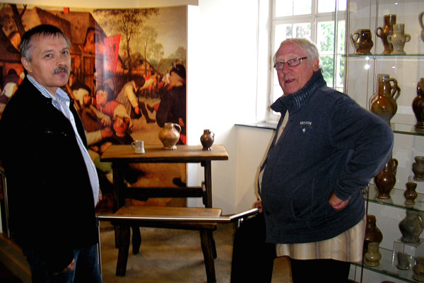 Ralph Mennicken, Direktor des Töpfereimuseums Raeren (l) mit BRF2-Mundartmoderator Werner Emonts