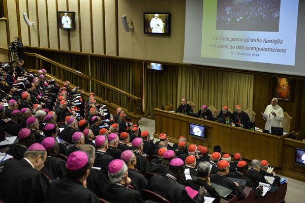 Papst Franziskus (r.) leitet die zweiwöchige Sondersynode im Vatikan (Bild vom 6.10.)