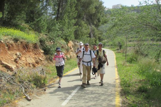 Maria Schmitz war auf Pilgerreise im Hl. Land. Das Bild zeigt die letzte Etappe "auf dem Weg nach Emmaus"