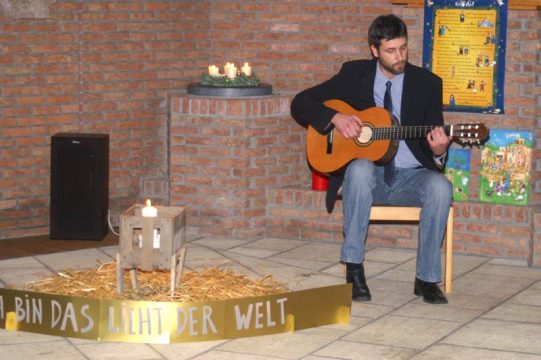 Heiligabend in Malmedy: Alexander singt den Weihnachtssong von Paul McCartney, in dem auch Happy New Year gewünscht wird