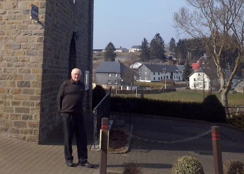 Küster Johann Küches vor der Lambertuskapelle von Valender
