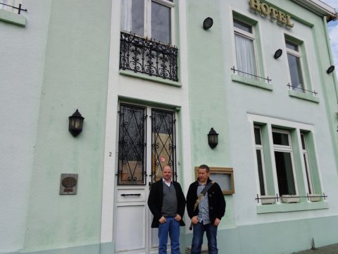 Raymond Lenaerts und Günther Havenith vor der ehemaligen Villa des Direktors der Vieille-Montagne (Park Café)
