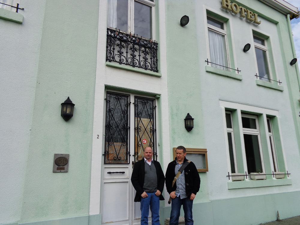 Raymond Lenaerts und Günther Havenith vor der ehemaligen Villa des Direktors der Vieille-Montagne (Park Café)