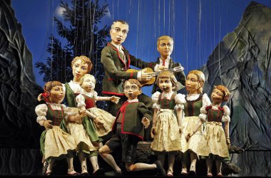 Salzburger Marionettentheater - Szene aus "Sound of Music" (2008) - Captain von Trapp, Maria und die Kinder