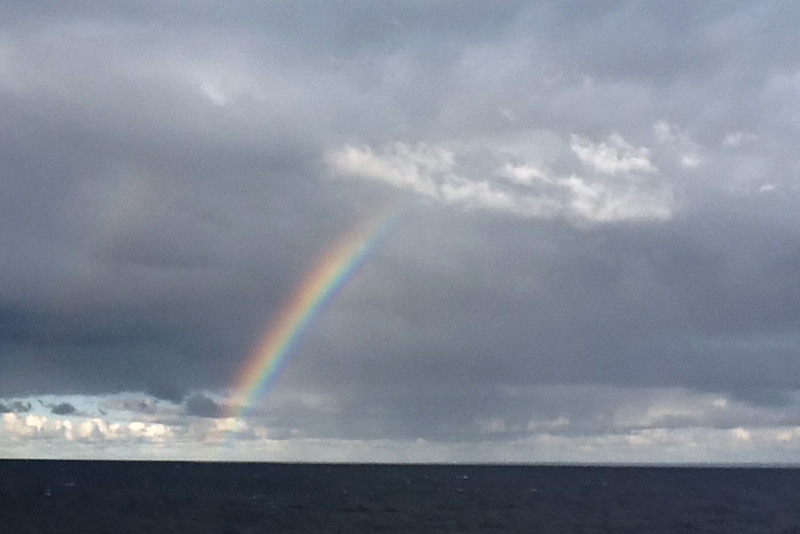 Regenbogen über dem Meer