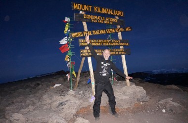 Wolfgang Hermann auf dem Gipfel des Kilimandscharo (2014)