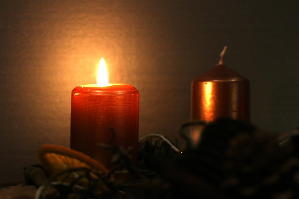 Adventskranz mit brennender Kerze