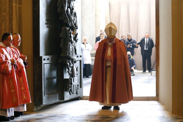Papst Franziskus hat die Pforte zum "Heiligen Jahr der Barmherzigkeit" geöffnet