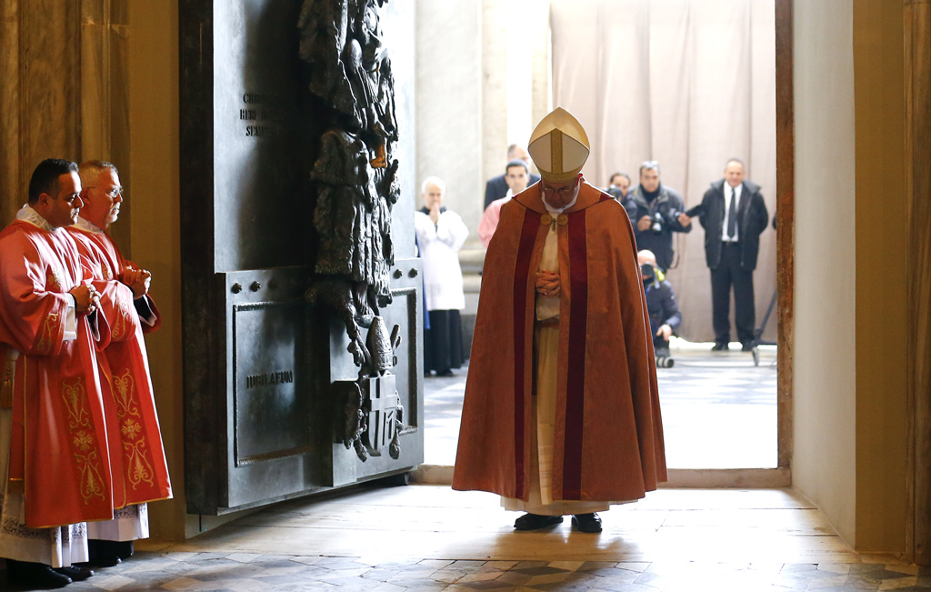 Papst Franziskus hat die Pforte zum "Heiligen Jahr der Barmherzigkeit" geöffnet