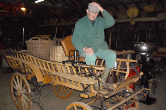 Aloys Jost auf einem Marktkarren