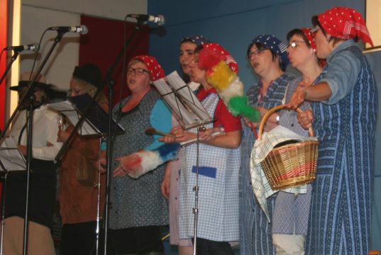Die Landfrauen Amel-Eibertingen bei der Eifeler Mundartveranstaltung am 20.10.2012 in Deidenberg