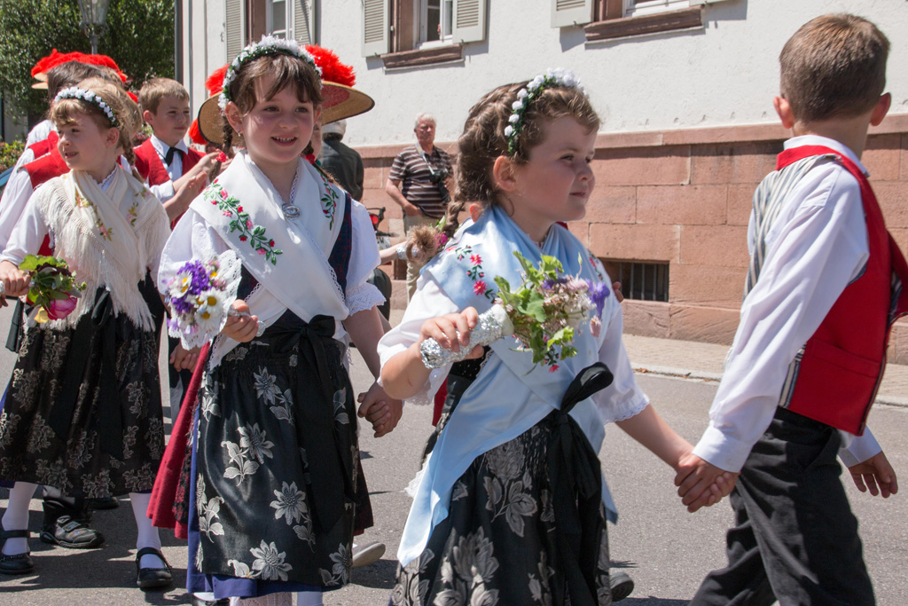 Trachtenkinder bei der Fronleichnamsprozession in Bad Peterstal