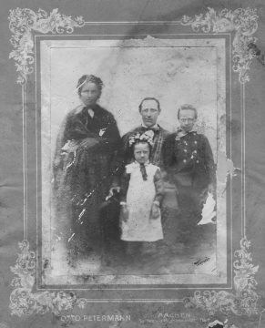 Foto von 1888 Barbara Hansen als Kommunionkind mit ihrem Bruder Mathias und ihren Eltern Friedrich Wilhelm Hansen und Anna Breuer in Eifeler Tracht