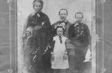 Foto von 1888 Barbara Hansen als Kommunionkind mit ihrem Bruder Mathias und ihren Eltern Friedrich Wilhelm Hansen und Anna Breuer in Eifeler Tracht