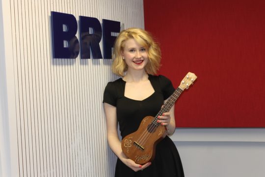 Die Ukulele ist immer dabei: Sarah Jane Scott bei BRF2