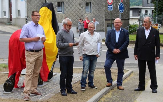 Die Einweihung der Pferdeskulptur im Bergviertel am 22. Mai 2016 vlnr Kulturschöffe Philippe Hunger, Karl-Heinz Brüll vom Bergkomitee, der Kûnstler Romain Van Wissem, Bauschöffe Michael Scholl und Initiator Ludwig Dohme.