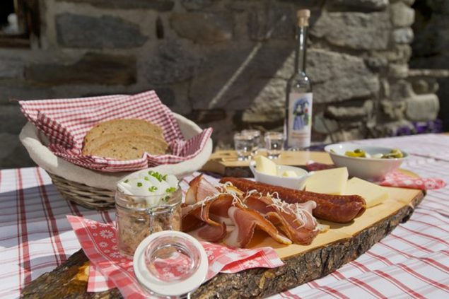 Eine Brettljause aus Mayrhofen im Zillertal, Partnerregion des 36. Eupener Tirolerfestes