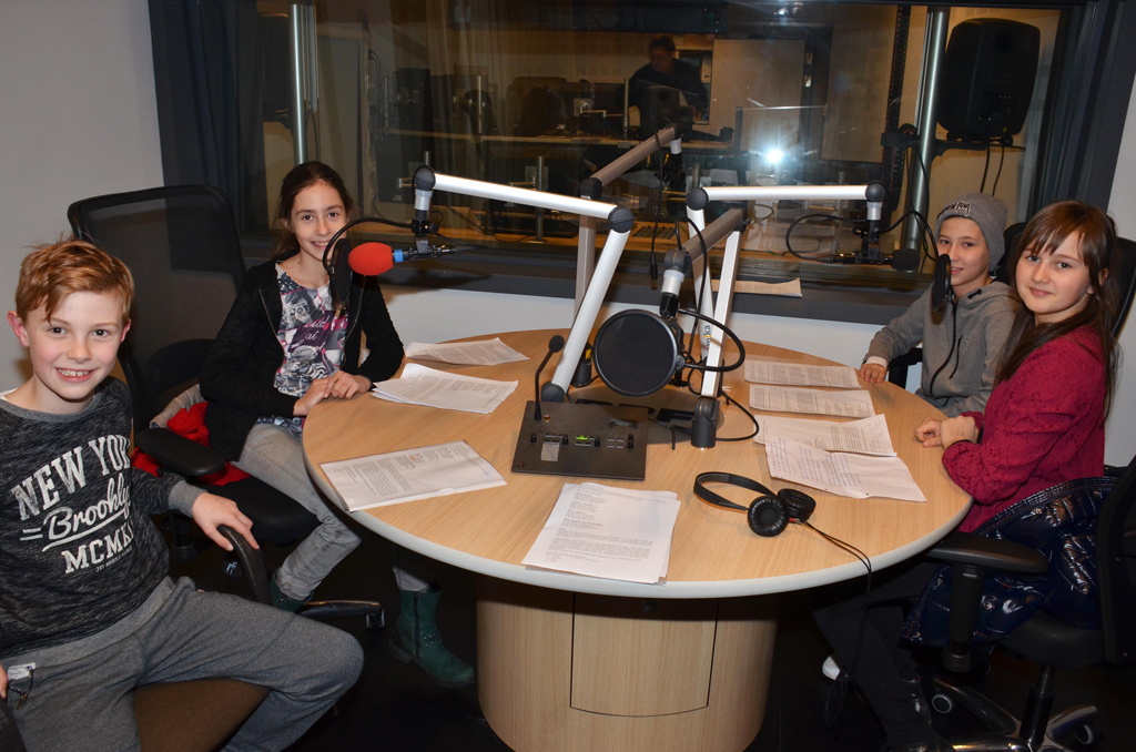 Die vier Sternsinger Anouk, Denis, Elaine und Valentino