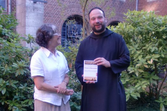 Marlene Backes mit Pater Nikodemus