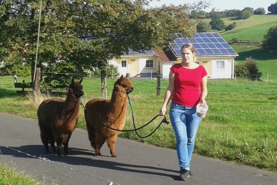 Anne Schneiders mit den Alpakas Max und Moritz