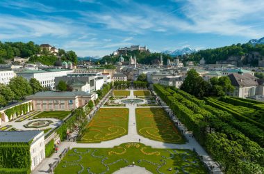 Blick über den Mirabellgarten auf die Salzburger Altstadt