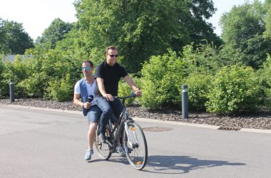 Torben und Kurt von De Räuber auf dem Fahrrad