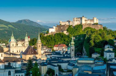 Salzburg: Blick vom Mönchsberg auf die Festung Hohensalzburg und auf die Salzburger Altstadt