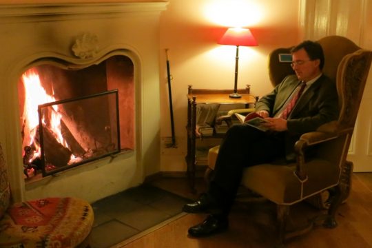 Vor dem Kamin auf dem Schloss Ziethen