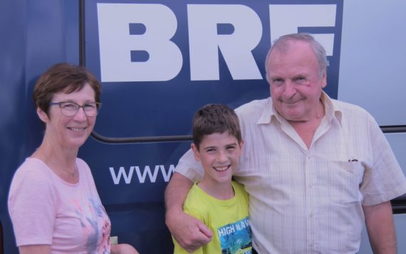 Moderatorin Christel Jost zu Gast bei Luis Schmidt und seinem Opa Albert Peters aus Amel