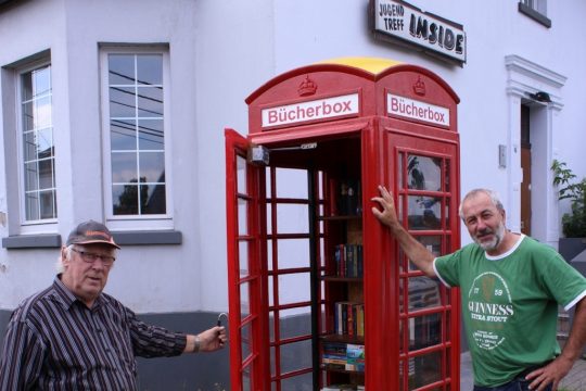 Die Bücherbox auch als Geocaching-Punkt, Moderator Werner Emonsts (links) und Werner Kalff vom Inside (rechts)