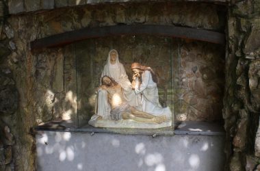 Die Pieta von Leonard Mennicken steht am Marienheim in Raeren