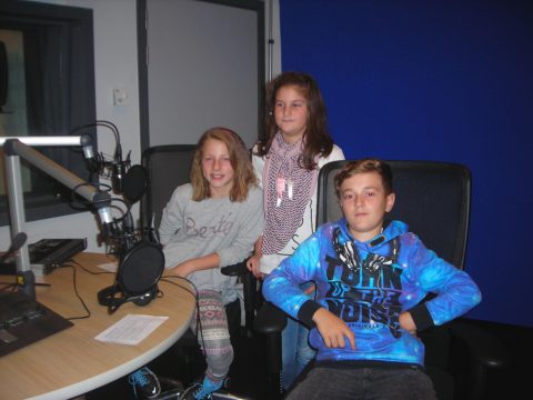 Schüler der Primarschule Deidenberg im BRF-Studio in St. Vith