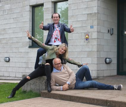Moderator Horst Senker liegt Stefan Zauner und Petra Manuela zu Füßen (BRF-Archivfoto 2017)