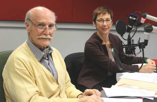 Prof. Dr. Leo Wintgens zu Gast bei der Mundartmoderatorin Christel Jost (Foto: BRF)