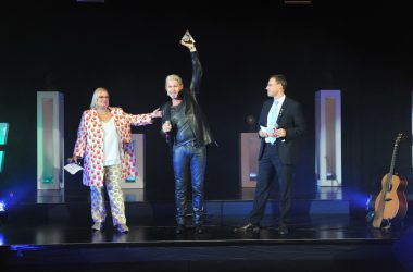 Goldene Antennen 2017 - Johnny Logan mit ESC-Pyramide ausgezeichnet
