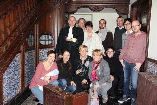Laienbühne Raeren (Foto: vorne vlnr Cathérine Fuhrt, Alexandra Crott, Stefanie Fuhrt, Marion Schumacher und Dorith Scheiff, stehend vlnr Robert Kreusch, Roland Lentzen, Caroline Fuhrt, Ben Schumacher, René Chaineux, Kerstin Duyster und Peter Voncken)
