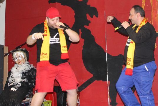 Regionaler Spitzenreiter 2017 "De Spassvögel"- rechts Didier Lenaerts und links Mike Thissen alias Mike Nüchtern - beim Altweiberfrühstück in Lontzen (Archivfoto BRF 2016)