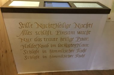 Stille Nacht - Tafel in den Museumsräumen des Franz Xaver Gruber Gedächtnishauses