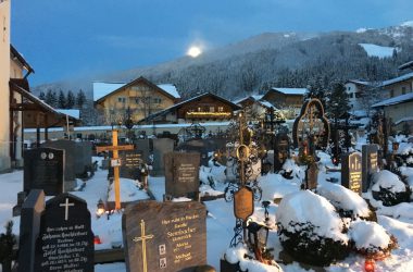 Stille Nacht - Friedhof an der Kirche in Wagrain/ Salzburger Land, der letzten Wirkungsstätte von Joseph Mohr