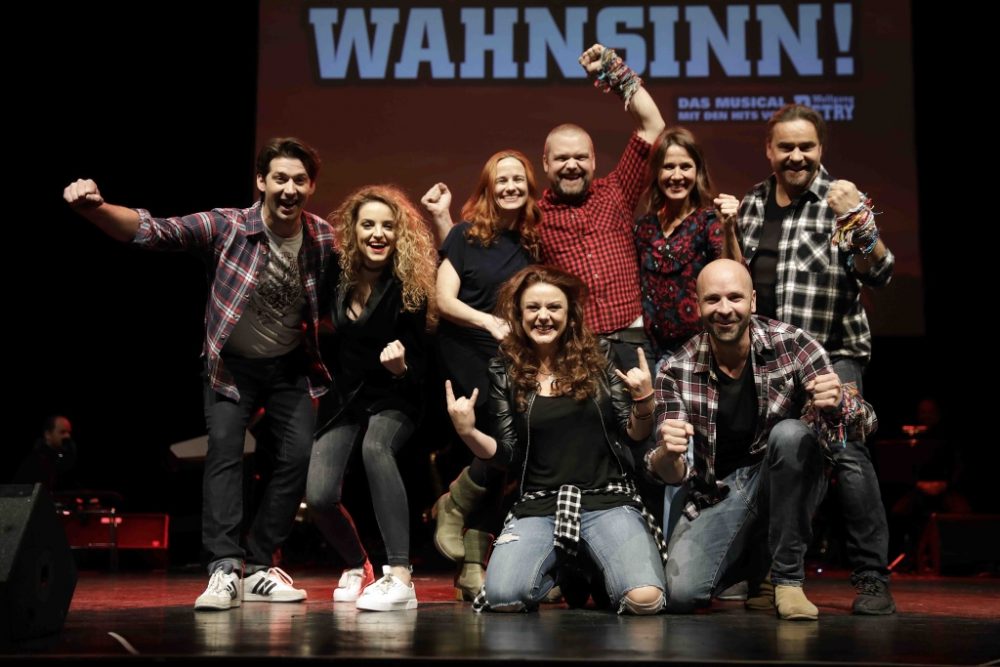 Vier Paare erleben in „WAHNSINN! Das Musical mit den Hits von Wolfgang Petry“ eine Acherbahn der Gefühle. Die acht Hauptdarsteller in ihren jeweiligen Rollen sind: - Enrico De Pieri alias Peter und Jessica Kessler alias Sabine, Peters Frau - Detlef Leistenschneider alias Karsten und Vera Bolten alias Gabi, Karstens Frau - Thomas Hohler alias Tobi, Sohn von Karsten und Gabi, und Dorina Garuci alias Gianna, Tobis Freundin - Mischa Mang alias Wolf und Carina Sandhaus alias Jessica, Wolfs Exfreundin und große Liebe seines Lebens - sowie der Regisseur Gil Mehmert (Foto: Thomas Brill)